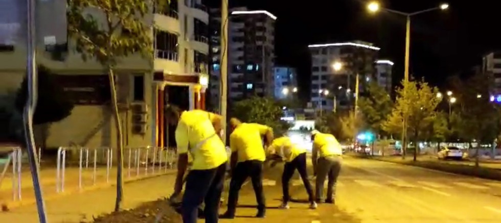 BÜYÜKŞEHİR, YAĞIŞ SONRASI GECE BOYUNCA SAHADA ÇALIŞMALARINI SÜRDÜRD