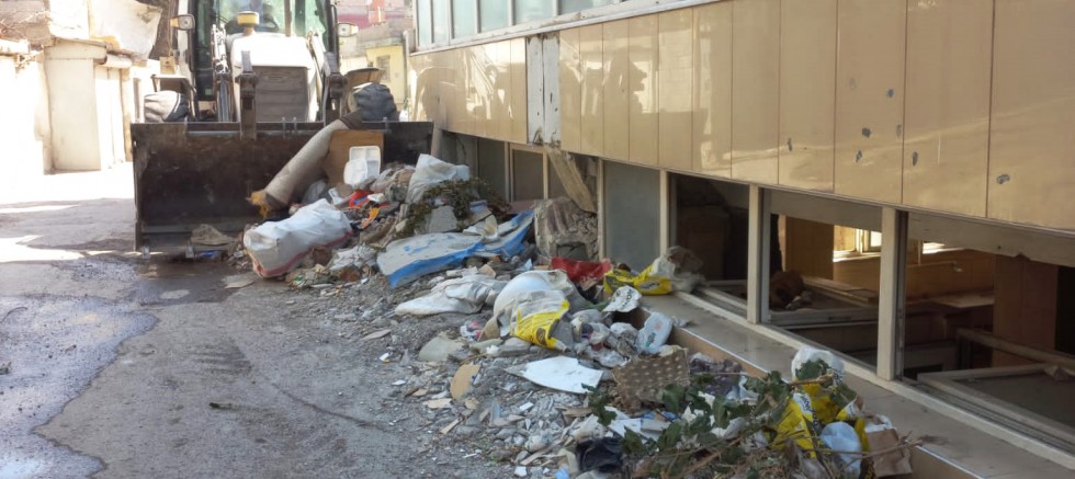 KAHRAMANMARAŞ BÜYÜKŞEHİR, İNŞAAT ATIKLARINI TEMİZLİYOR