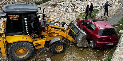 Kahramanmaraş’ın Andırın İlçesinde otomobil sürücüsünün direksiyon hakimiyetini kayıp etmesi sonucu meydana gelen kazada 2 kişi yaralandı.