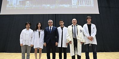 KSÜ tarafından 14 Mart Tıp Bayramı dolayısıyla düzenlenen Beyaz Önlük Giydirme Töreni’ne katılan Başkan Güngör