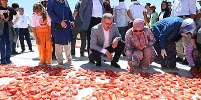 Türkoğlu’nda ‘Hasat Edilen Domatesin Kurutulup İhracata Hazır Hale Getirilmesi’ programına katılan Başkan Güngör