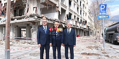 Yerinde dönüşüm çalışmaları ve Trabzon Caddesi’nde devam eden hasarlı yapıların yıkım çalışmalarına ilişkin basın açıklamasında bulunan Başkan Güngör