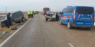 ELBİSTAN’DA HAFİF TİCARİ ARAÇ İLE OTOMOBİL KAFA KAFAYA ÇARPIŞTI: 1 ÖLÜ 3 YARALI