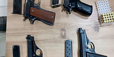 Kahramanmaraş’ın Elbistan ilçesinde polis ekiplerince yapılan kaçak silah operasyonunda 2 kişi hakkında yasal işlem başlatıldı.