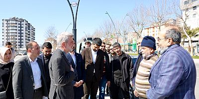 Alparslan Türkeş Bulvarı’nda esnafları ziyaret eden AK Parti Kahramanmaraş Büyükşehir Belediye Başkan Adayı Fırat Görgel hemşerileriyle sohbet etti