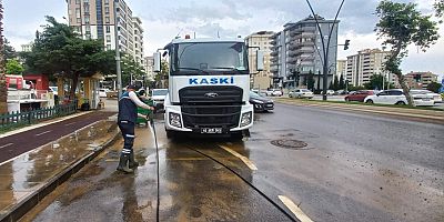 SAĞANAKLA CADDELERE TAŞINAN ÇAMURLAR TEMİZLENDİ