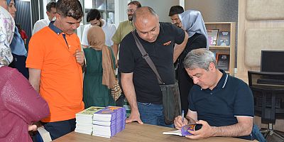 Kahramanmaraş Büyükşehir Belediyesinin düzenlediği Kütüphane Söyleşileri’nde Yazar Abdullah Harmancı edebiyatseverlerle bir araya geldi.