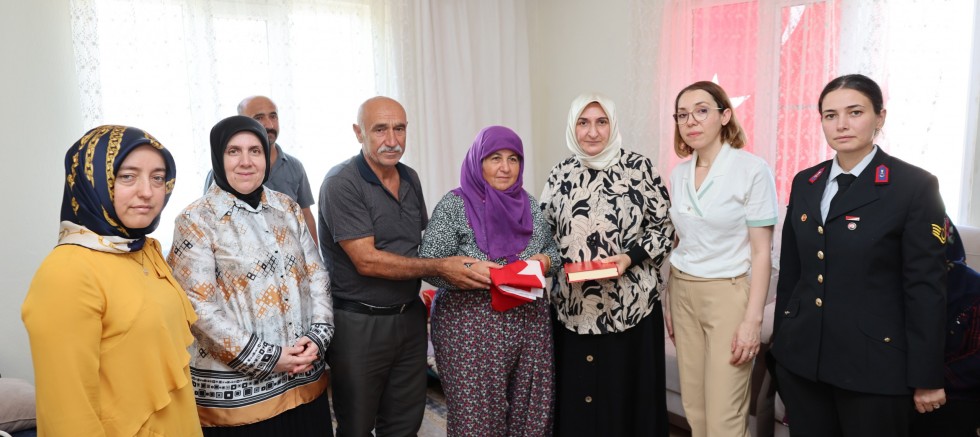 VALİ MÜKERREM ÜNLÜER’İN EŞİNDEN ŞEHİT AİLESİNE ZİYARET
