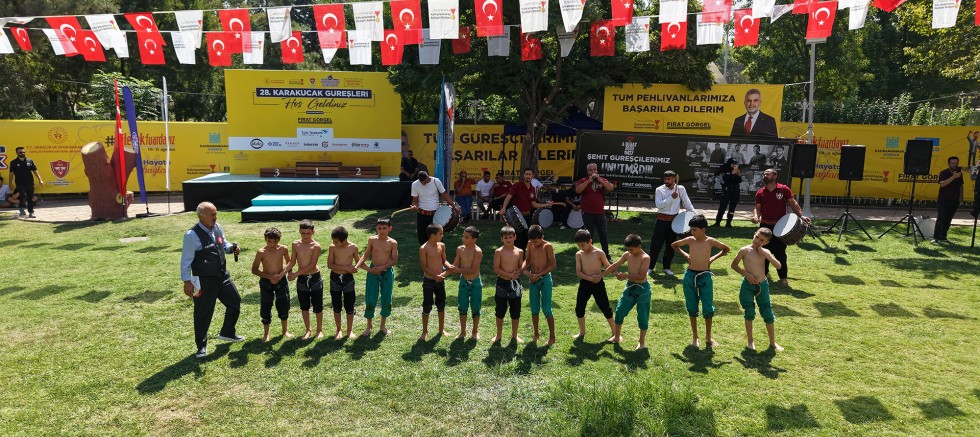 26 YILLIK HASRET SONA ERDİ; GELENEKSEL AĞUSTOS FUARI GÜREŞLERİ BAŞLADI