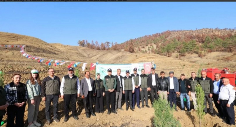 AK PARTİ KAHRAMANMARAŞ TEŞKİLATI, “GELECEĞE NEFES İNSANLIĞA NEFES” DİYEREK, FİDANLARI TOPRAKLA BULUŞTURDU.