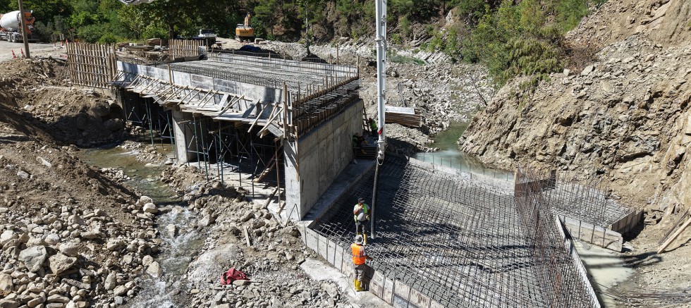 ANDIRIN’DA 53 YILLIK KÖPRÜNÜN YERİNE YENİ KÖPRÜ YÜKSELİYOR