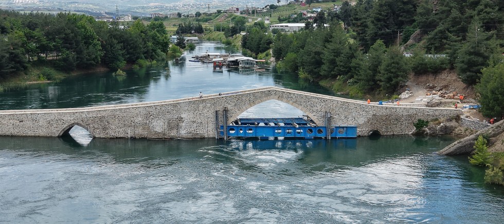 ASIRLIK MİRAS YENİDEN AYAĞA KALKIYOR; CEYHAN KÖPRÜSÜ’NDE RESTORASYONDA SONA GELİNDİ