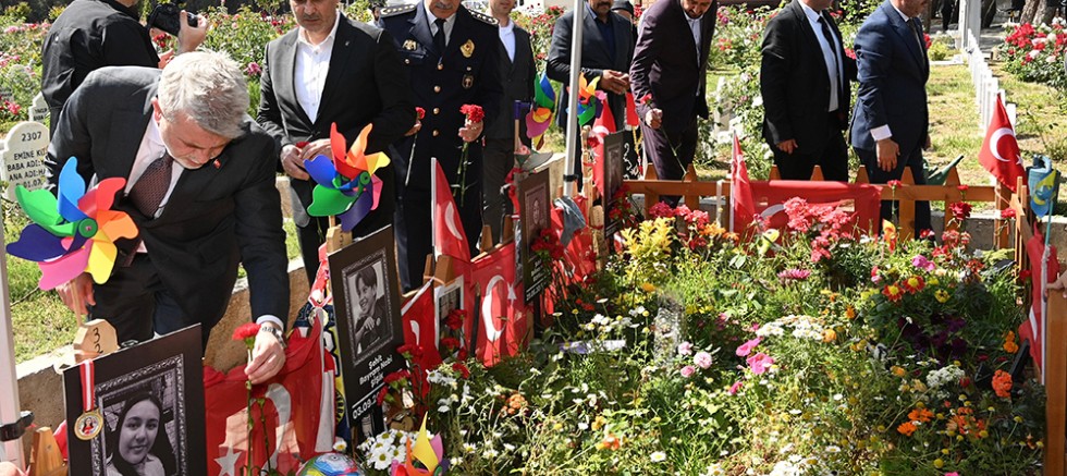 AZİZ ŞEHİTLER VE HAYATINI KAYBEDEN ÖĞRENCİLER KABRİ BAŞINDA DUALARLA ANILDI