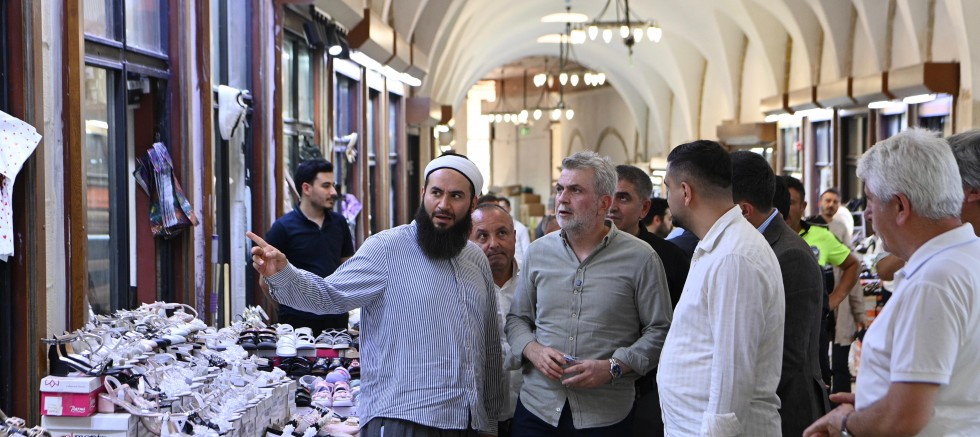 BAŞKAN GÖRGEL, KAPALI ÇARŞI’DA ESNAF VE VATANDAŞLARLA BİR ARAYA GELDİ