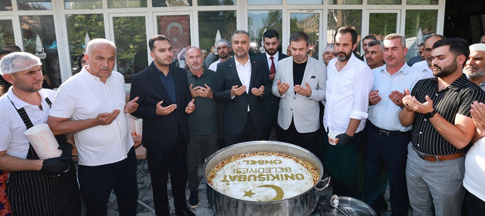 BAŞKAN TOPTAŞ ÖNCE AŞURE DAĞITTI, SONRA VATANDAŞLARIN SORULARINI YANITLADI