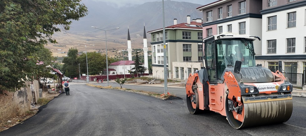 BÜYÜKŞEHİR ASFALT MESAİSİNİ YENİ HAFTADA 4 İLÇE 24 FARKLI NOKTADA SÜRDÜRECEK