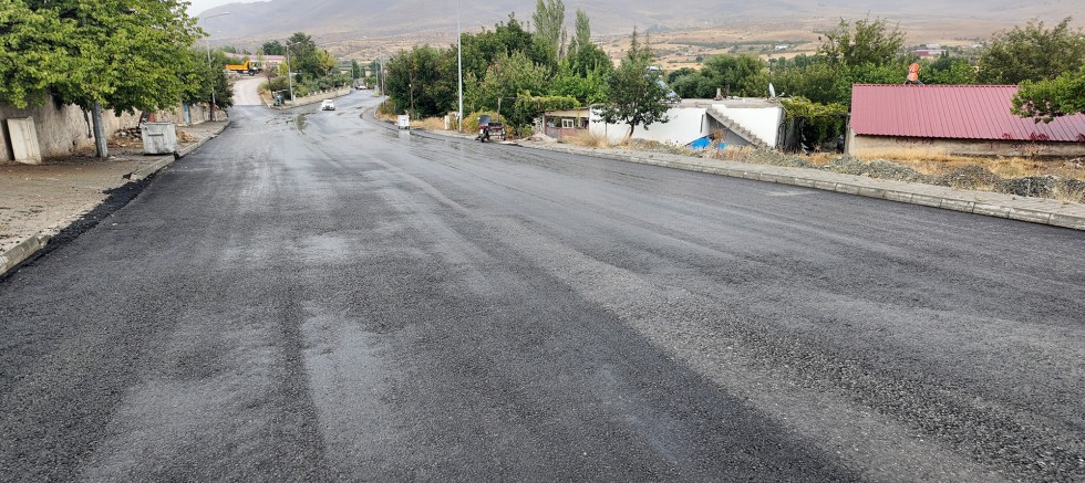BÜYÜKŞEHİR’DEN EKİNÖZÜ’NDE ALTYAPININ ARDINDAN ASFALT MESAİSİ