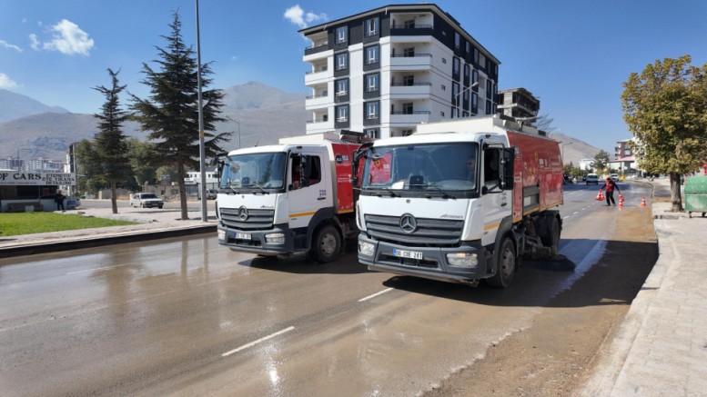 BÜYÜKŞEHİR’DEN ELBİSTAN’IN CADDELERİNDE TEMİZLİK