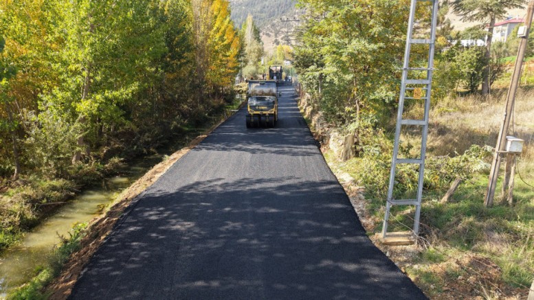 BÜYÜKŞEHİR’DEN GÖKSUN KIRSALINDA ULAŞIMI İYİLEŞTİREN ASFALT HAMLESİ
