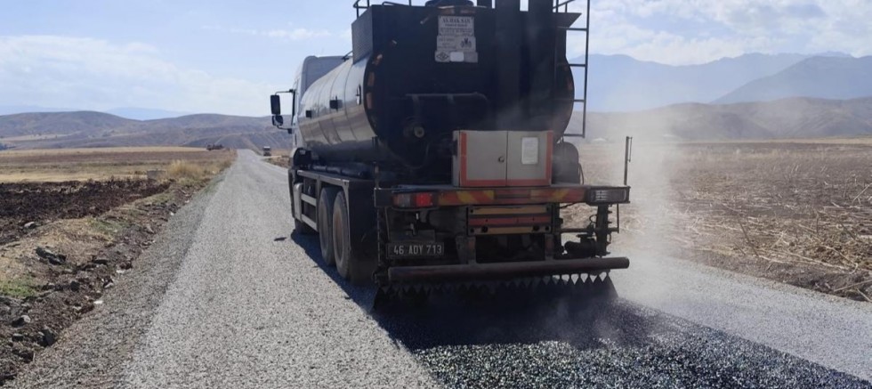 BÜYÜKŞEHİR’DEN GÖKSUN KIRSALINDA ULAŞIMI İYİLEŞTİREN YOL ÇALIŞMASI