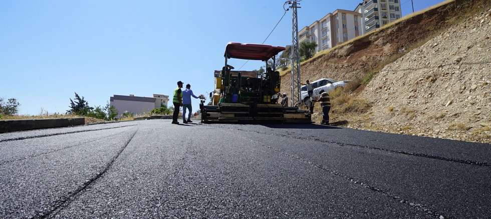 BÜYÜKŞEHİR’DEN YENİ HAFTADA 4 İLÇE 37 FARKLI NOKTADA SICAK ASFALT MESAİSİ