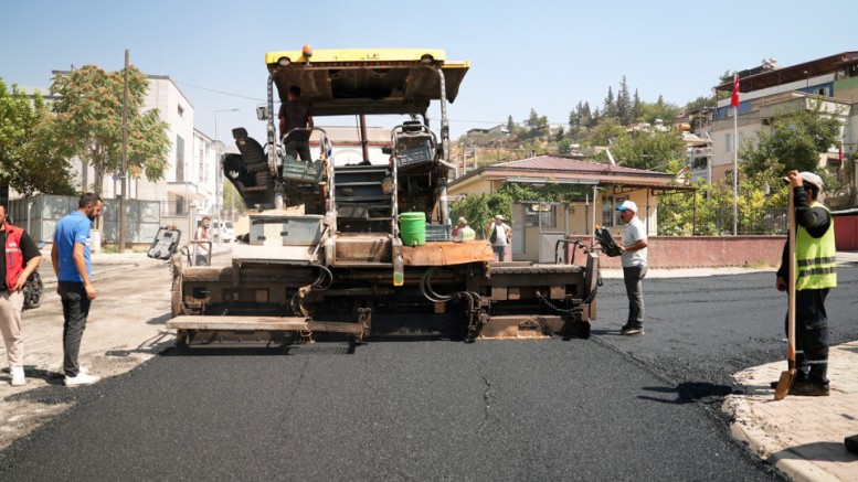 BÜYÜKŞEHİR, DULKADİROĞLU BALLICA’DA ASFALT MESAİSİNİ DURMAKSIZIN SÜRDÜRÜYOR