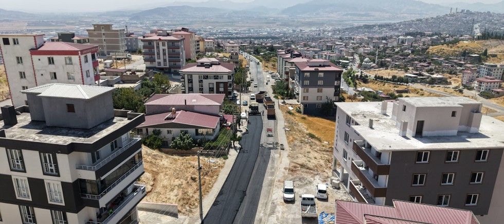 BÜYÜKŞEHİR, DULKADİROĞLU’NDA MEHMET ESENCELİ CADDESİ’NİN ASFALTINI YENİLİYOR