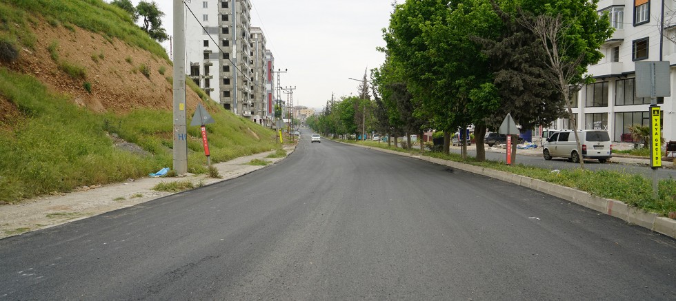 BÜYÜKŞEHİR, DULKADİROĞLU ŞEYH ŞAMİL CADDESİ’NİN ASFALTINI YENİLEDİ