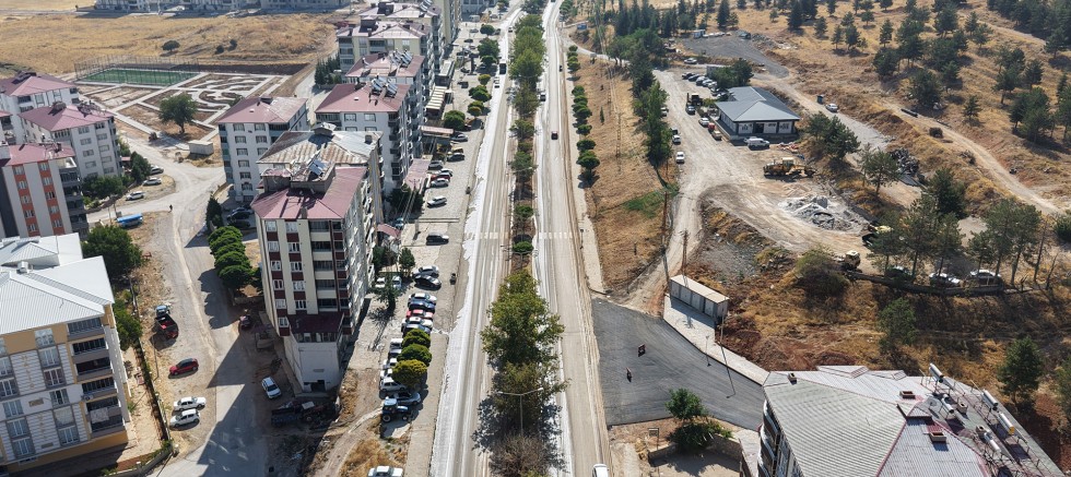 BÜYÜKŞEHİR EKİPLERİ AFŞİNBEY CADDESİ’NDE TEMİZLİK MESAİSİNDE