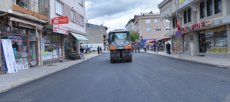 BÜYÜKŞEHİR, GÖKSUN’DA ATATÜRK VE YUNUS EMRE CADDELERİNDE ASFALT SERİMİNE BAŞLADI
