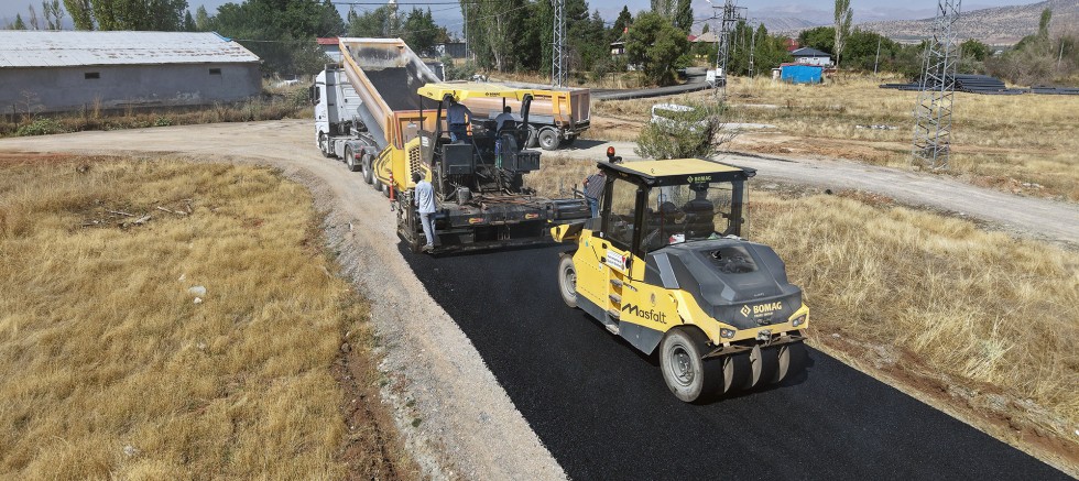 BÜYÜKŞEHİR, GÖKSUN’DA BİR MAHALLENİN DAHA YOLUNU YENİLİYOR
