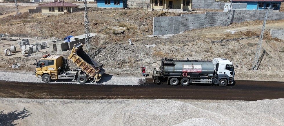 BÜYÜKŞEHİR, GÖKSUN KIRSALINDAKİ 5 KİLOMETRELİK YOLU YENİLİYOR