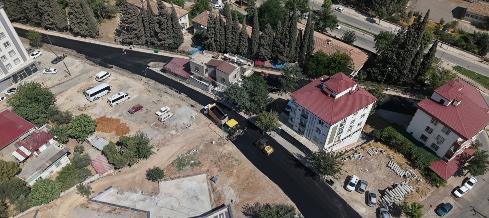 BÜYÜKŞEHİR, MÜKREMİN HALİL CADDESİ’NDE ASFALT MESAİSİNİ BAŞLATTI