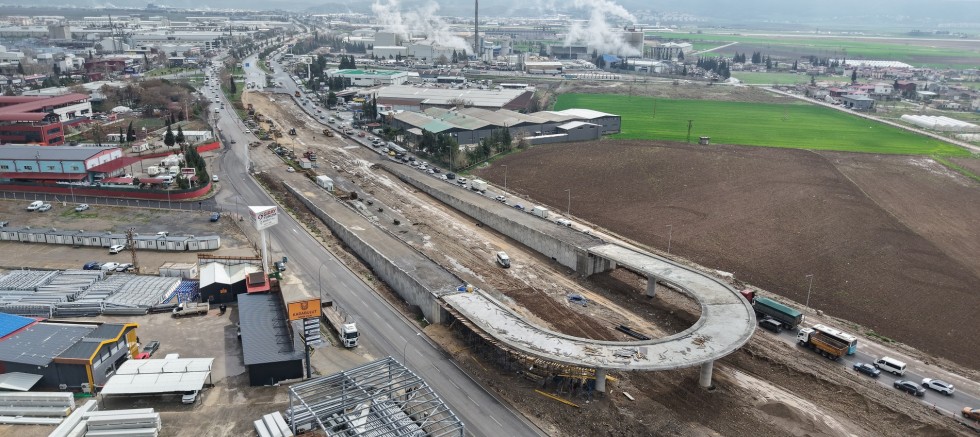 ÇEVRE YOLU’NDA ULAŞIMI RAHATLATACAK KAVŞAK HIZLA YÜKSELİYOR