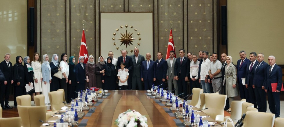 CUMHURBAŞKANI ERDOĞAN, AYSER ÇALIK ORTAOKULU ŞEHİTLERİNİN AİLELERİYLE BİR ARAYA GELDİ