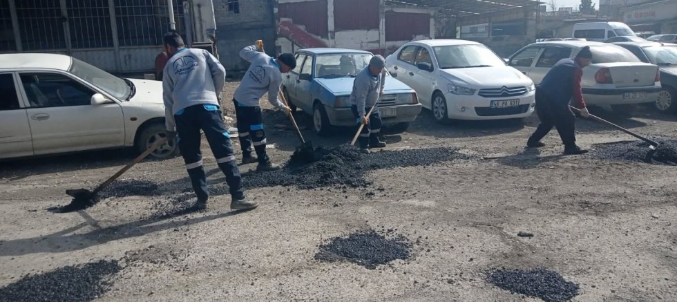 DULKADİROĞLU BELEDİYESİ SANAYİ SİTESİ’NDE ASFALT YAMA ÇALIŞMALARINI SÜRDÜRÜYOR