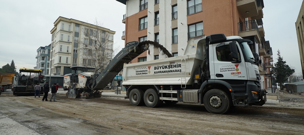 DULKADİROĞLU’NDA ASFALT YENİLEME HAMLESİNE DURMAKSIZIN DEVAM EDİYOR