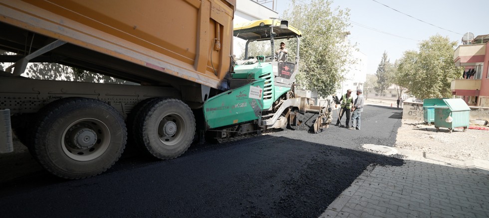 DULKADİROĞLU’NDAKİ OKUL BÖLGELERİNİN YOLLARI BÜYÜKŞEHİR İLE YENİLENİYOR