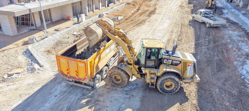 ELBİSTAN’DA HACI ESAT EFENDİ CADDESİ BÜYÜKŞEHİR’LE YENİLENİYOR