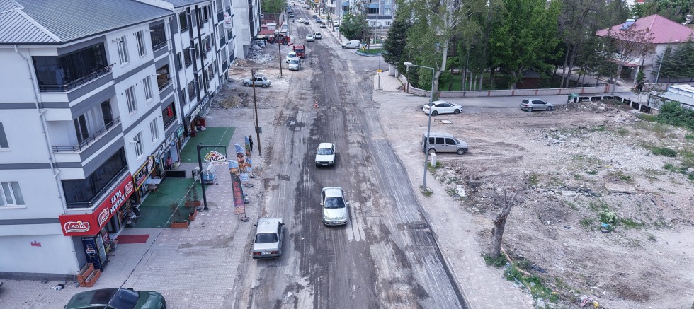 ELBİSTAN’IN CAN DAMARI PINARBAŞI CADDESİ BÜYÜKŞEHİRLE YENİLENİYOR