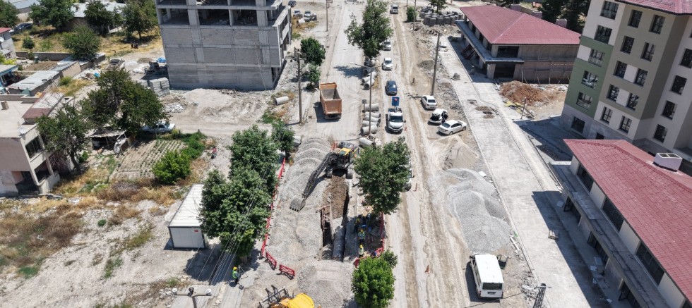 ELBİSTAN MALATYA CADDESİ'NDE ALTYAPI YENİLEME ÇALIŞMALARI ARALIKSIZ DEVAM EDİYOR