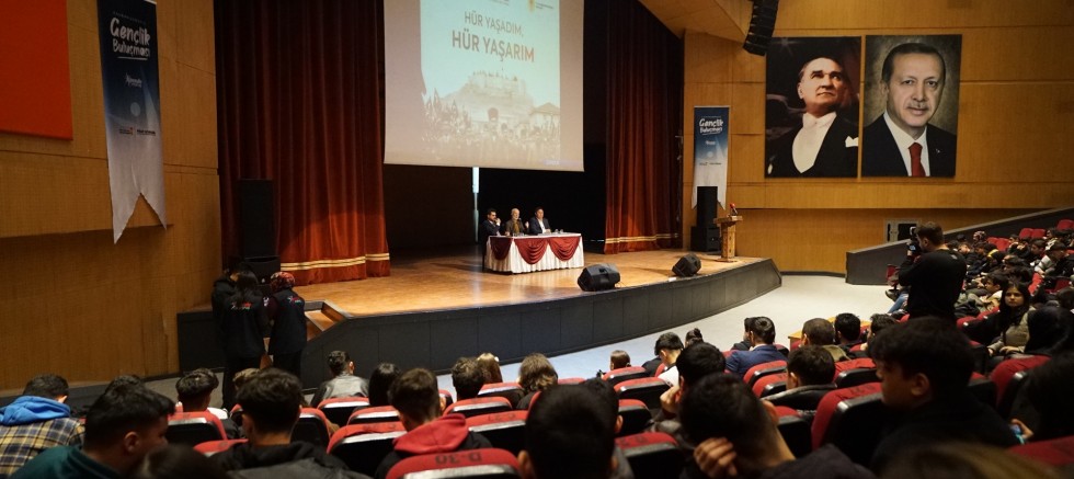 “HÜR YAŞADIM, HÜR YAŞARIM” KONFERANSI GENÇLERİ MİLLÎ MÜCADELE RUHU İLE BULUŞTURDU