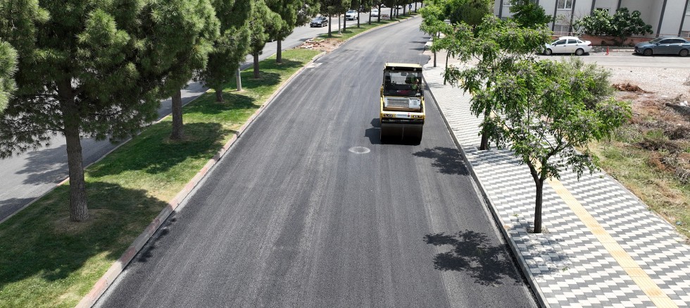 KAHRAMANMARAŞ BÜYÜKŞEHİR, AHIR DAĞI CADDESİ’NDE ASFALT MESAİSİNİ SÜRDÜRÜYOR