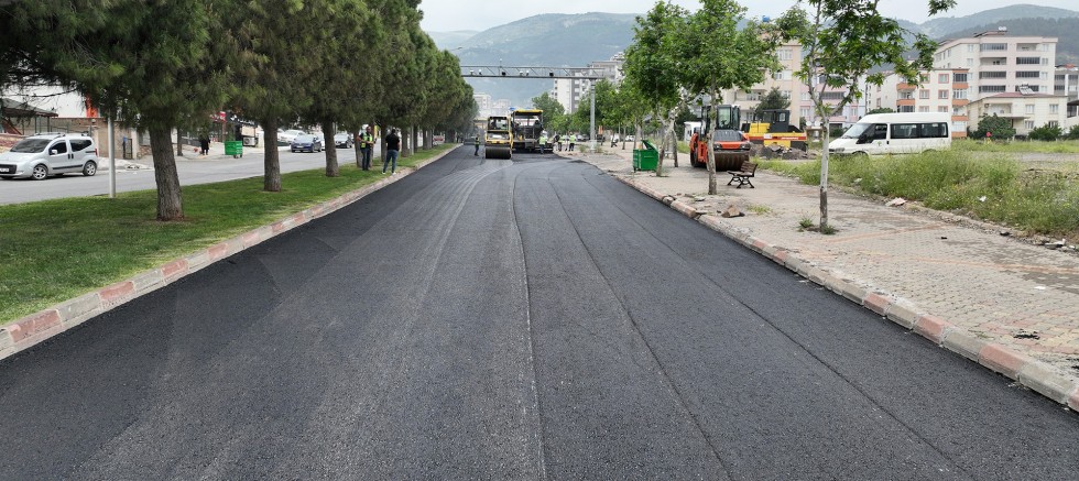 KAHRAMANMARAŞ BÜYÜKŞEHİR, AHIR DAĞI CADDESİ’NDE ASFALT SERİMİNE BAŞLADI