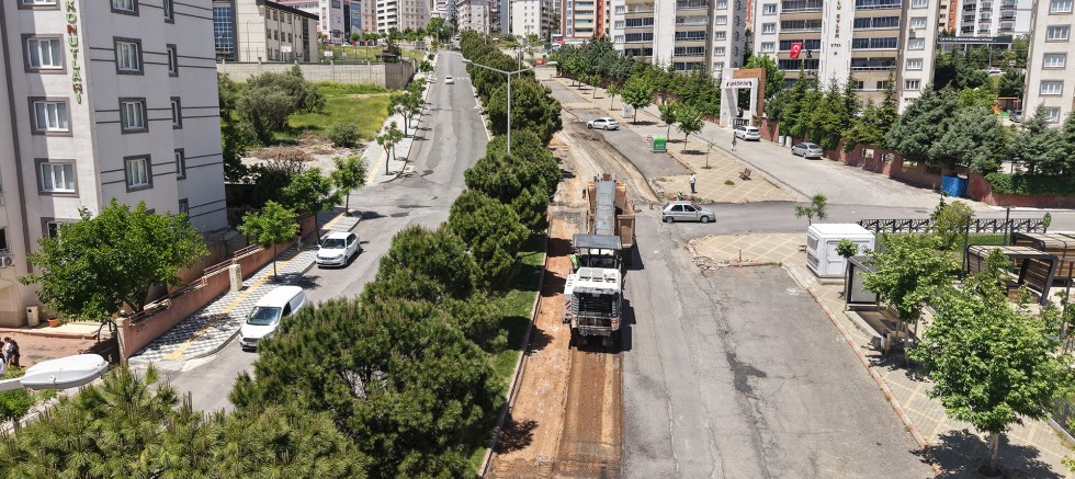 KAHRAMANMARAŞ BÜYÜKŞEHIR, AHIR DAĞI CADDESI’NI ASFALTA HAZIRLIYOR