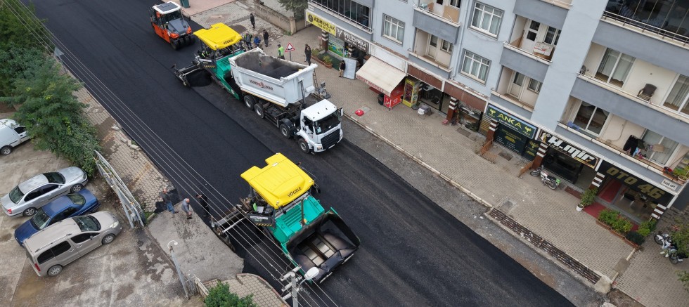 KAHRAMANMARAŞ BÜYÜKŞEHİR, ALTYAPI SONRASI ASFALT YATIRIMLARINI DURMAKSIZIN SÜRDÜRÜYOR