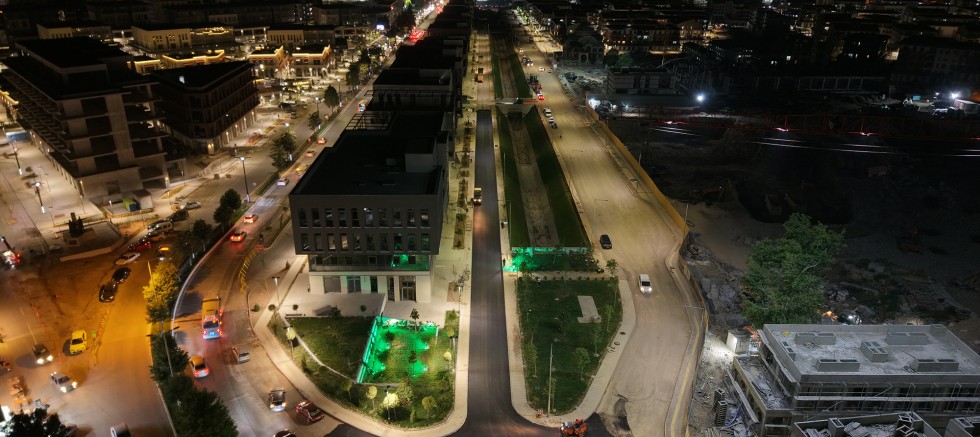 KAHRAMANMARAŞ BÜYÜKŞEHİR ASFALT MESAİSİNİ GECE GÜNDÜZ SÜRDÜRÜYOR