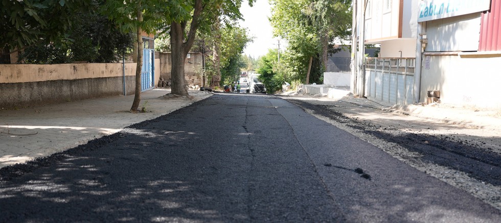 KAHRAMANMARAŞ BÜYÜKŞEHİR, BAHÇELİEVLER’İ SOKAK SOKAK, CADDE CADDE SICAK ASFALTLA BULUŞTURUYOR