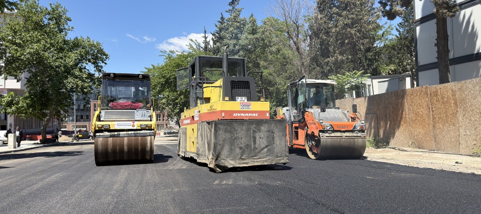 KAHRAMANMARAŞ BÜYÜKŞEHİR, CAHİT ZARİFOĞLU CADDESİ’NDE ASFALT SERİMİNE BAŞLADI