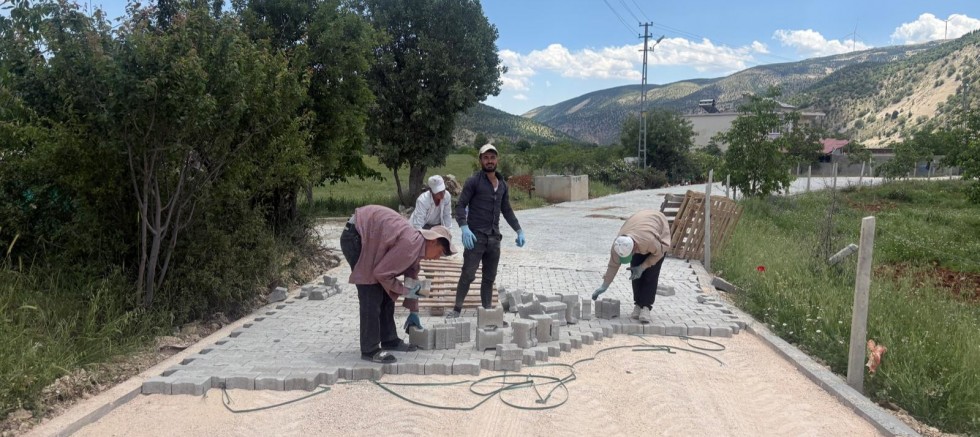 KAHRAMANMARAŞ BÜYÜKŞEHİR’DEN ÇAĞLAYANCERİT KIRSALINA 3 BİN METREKARELİK KİLİT PARKE
